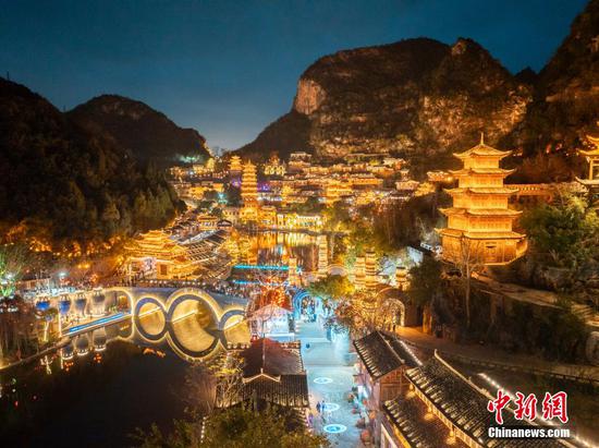 图为航拍峰林布依景区灯光璀璨夜景美。(无人机照片) 图为航拍峰林布依景区灯光璀璨夜景美。(无人机照片)