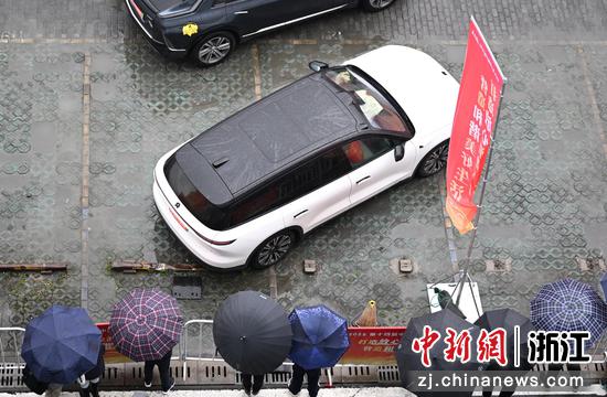 图为:展出的问题车辆吸引市民。中新社记者 王刚 摄