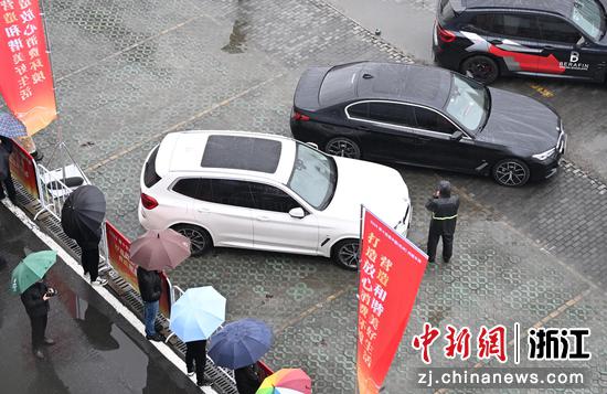 图为:展出的问题车辆吸引市民。中新社记者 王刚 摄