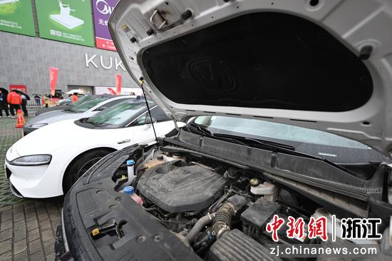 图为:一辆存在发动机故障的问题车展出。中新社记者 王刚 摄