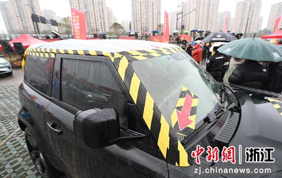 图为:一辆漏水的问题车辆展出。中新社记者 王刚 摄