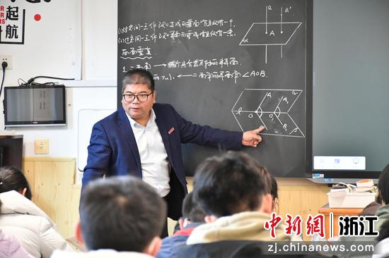 浙江镇海中学常务副校长沈虎跃。受访者供图