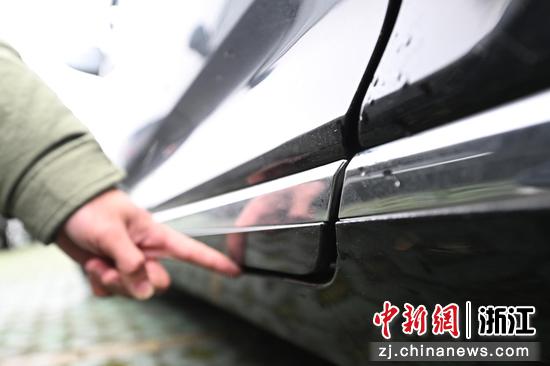 图为:问题车车主展示车门的缝隙。中新社记者 王刚 摄
