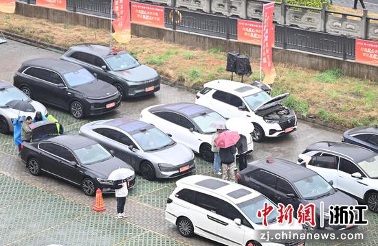 图为:多辆问题车集中展出。中新社记者 王刚 摄