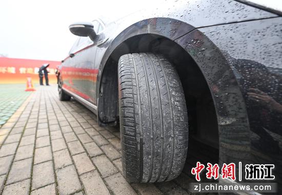 图为:因校正偏差导致轮胎磨损异常的问题车展出。中新社记者 王刚 摄