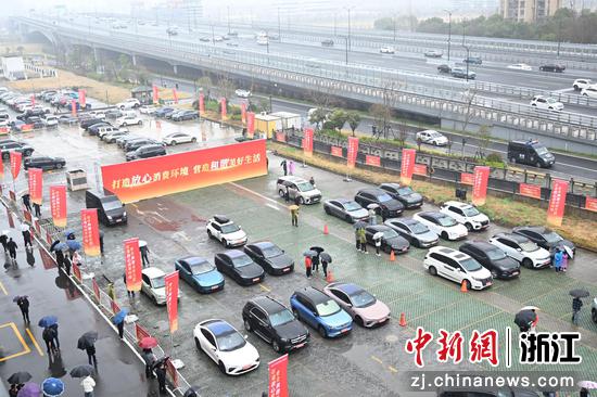 图为:多辆问题车集中展出。中新社记者 王刚 摄