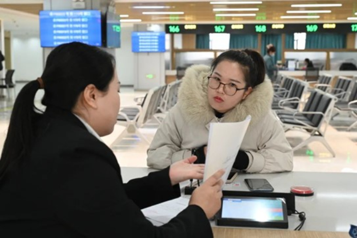 市民在喀什地区行政服务中心办理业务。喀什地区融媒体中心 记者陈朝 摄