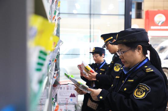 联合执法人员对种子进行重点检查 联合执法人员对种子进行重点检查