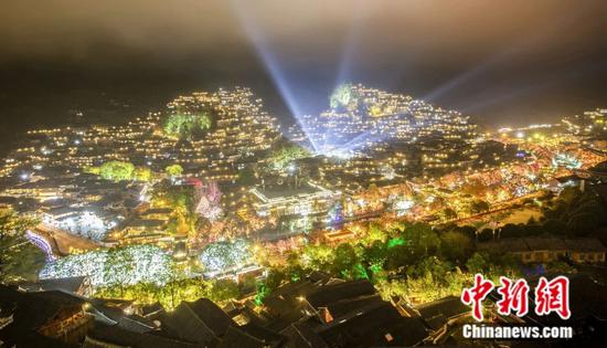 贵州西江千户苗寨夜景。 唐哲 摄