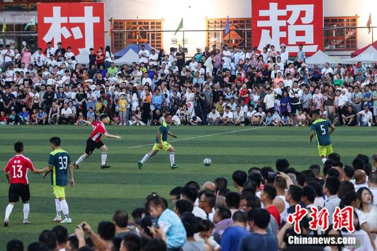 贵州“村超”。中新社记者 瞿宏伦 摄