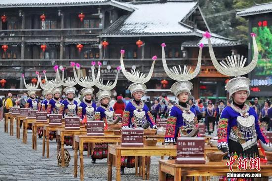 贵州西江苗寨十二道拦门酒。雷山县融媒体中心供图