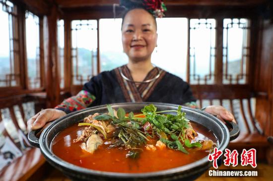 酸汤鱼。中新社记者 瞿宏伦 摄