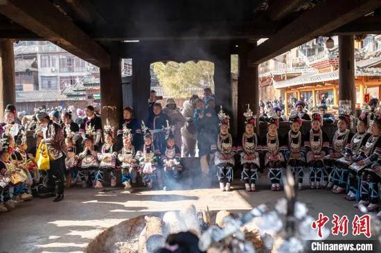 图为侗族同胞在鼓楼里唱侗歌。吴德军 摄