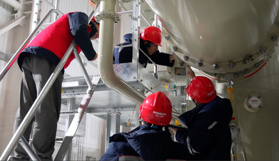 3月14日,公司检验团队运用特高频局放传感器现场性能评估装置开展GIS内置传感器双端插入损耗试验。李匀 摄 3月14日,公司检验团队运用特高频局放传感器现场性能评估装置开展GIS内置传感器双端插入损耗试验。李匀 摄