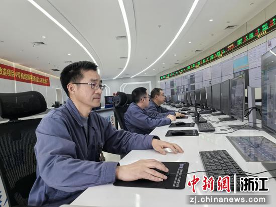 浙能镇电燃机运行部职工在项目4号机组168试运行期间认真监盘。佟圆圆 摄