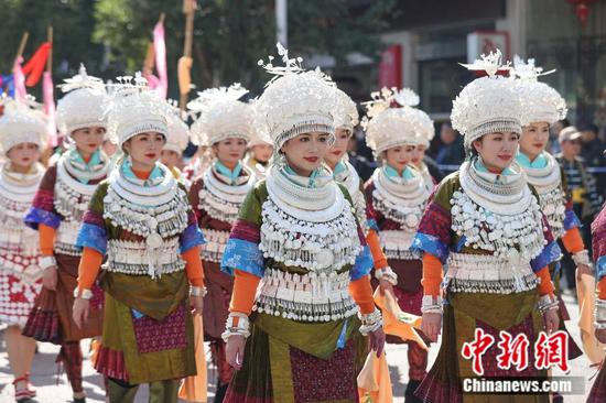 苗年巡游活动。中新社记者 瞿宏伦 摄