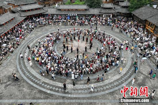 游客在贵州西江千户苗寨游玩。 中新社记者 瞿宏伦 摄