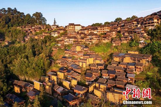 贵州省从江县丙妹镇岜沙苗寨禾晾“晒秋”。吴德军 摄