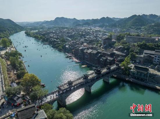 图为航拍下司古镇。唐哲 摄