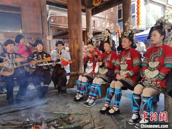 贵州省黎平县肇兴侗寨举行盛装巡游欢度侗年。杨代富 摄