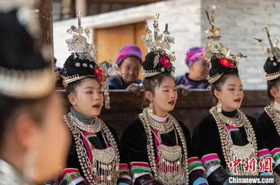 图为侗族同胞在鼓楼里唱侗歌。吴德军 摄