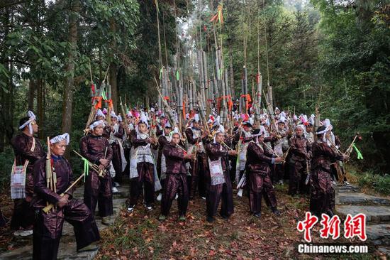 贵州省黎平县肇兴侗寨举行盛装巡游欢度侗年。杨代富 摄
