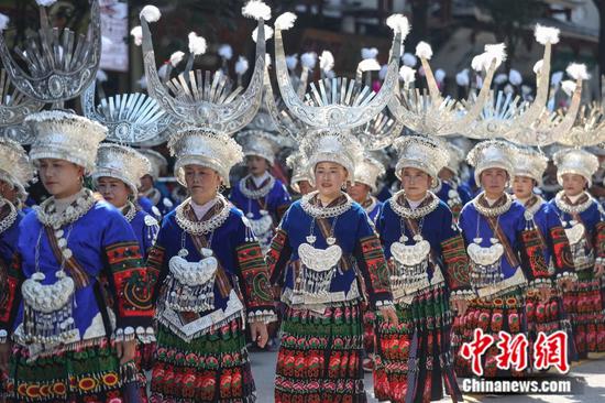 苗年巡游活动。中新社记者 瞿宏伦 摄