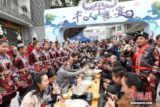 贵州榕江千人同享牛瘪宴。贺俊怡 摄