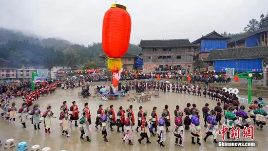 贵州侗女华丽服饰“吃相思”。贺俊怡 摄