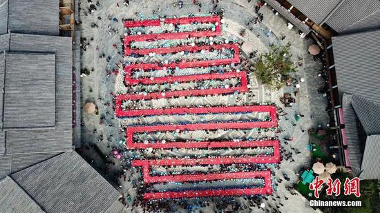 贵州丹寨长桌宴。贺俊怡 摄