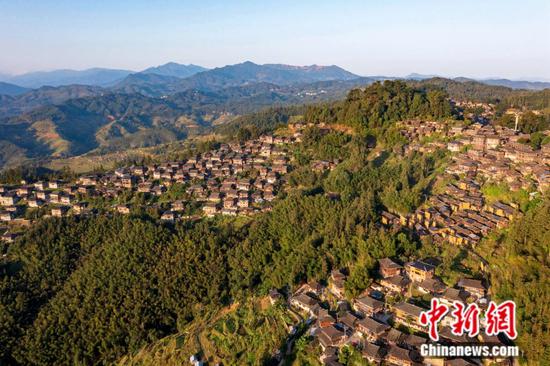 贵州省从江县丙妹镇岜沙苗寨禾晾“晒秋”。吴德军 摄