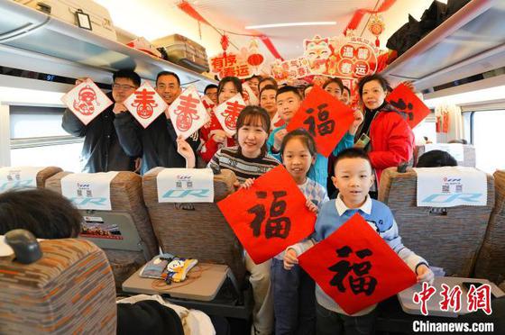 22日,在天津西开往香港西九龙的G305次列车上,一场具有浓郁年俗文化韵味的“小年联欢会”上演。 刘超 摄 22日,在天津西开往香港西九龙的G305次列车上,一场具有浓郁年俗文化韵味的“小年联欢会”上演。 刘超 摄
