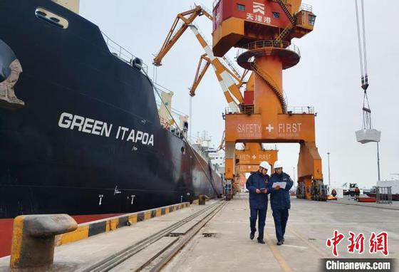图为天津临港海关关员对“伊塔波阿”轮进行现场监管。彭潇逸 摄 图为天津临港海关关员对“伊塔波阿”轮进行现场监管。彭潇逸 摄