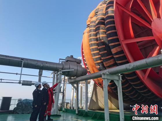 图为东疆海事局工作人员进行外输软管检查。 (东疆海事局供图) 图为东疆海事局工作人员进行外输软管检查。 (东疆海事局供图)