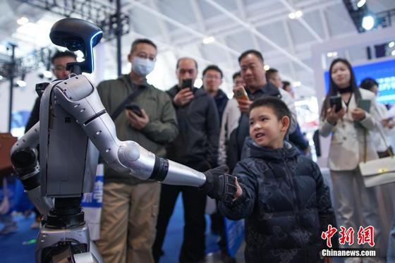 3月6日,第21届天津工博会在国家会展中心(天津)启幕。本届展会以“智能驱动,创新引领”为主题,吸引了来自全球的顶尖科技企业和研究机构参展。今年首次增设的具身智能展区集中展示了人形机器人、精密减速器、传感器、脑电成像等前沿技术。图为参观者与G1人形机器人握手互动。中新社记者 佟郁 摄