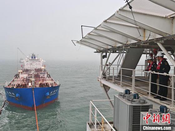 东疆海事局工作人员进行油田作业安全监管。(东疆海事局供图) 东疆海事局工作人员进行油田作业安全监管。(东疆海事局供图)