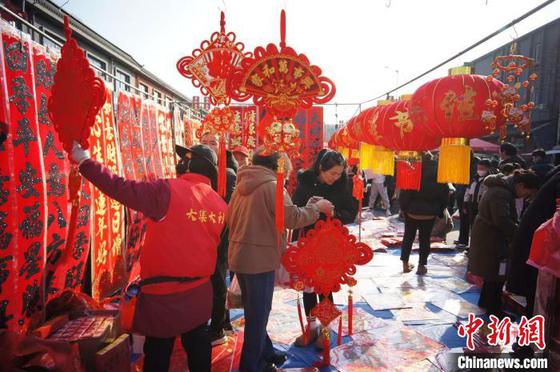 1月22日,天津,民众在芦台大集上购买春节民俗挂饰。芦台大集位于天津市宁河区,已有约350年历史,农历逢三、逢八开集,吸引了许多市民和京冀游客前来赶集,感受浓厚的年味和乡土气息。记者 佟郁 摄 1月22日,天津,民众在芦台大集上购买春节民俗挂饰。芦台大集位于天津市宁河区,已有约350年历史,农历逢三、逢八开集,吸引了许多市民和京冀游客前来赶集,感受浓厚的年味和乡土气息。记者 佟郁 摄
