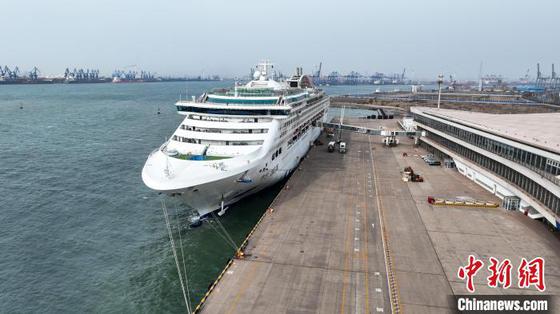 3月14日,随着“梦想”号邮轮缓缓靠泊天津国际邮轮母港,自复航以来天津国际邮轮母港出入境(港)邮轮已突破300艘次。(东疆边检站供图)