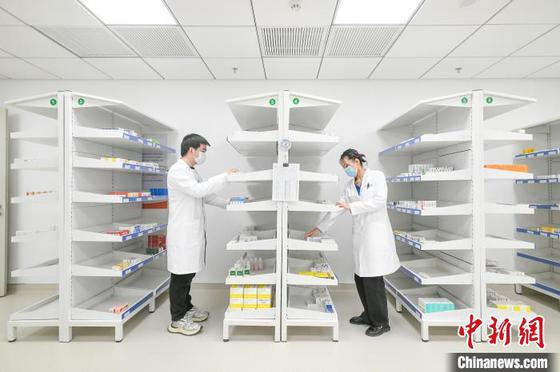 2月26日，天津，医护人员在医院内西药房整理药品。中新社记者 佟郁 摄