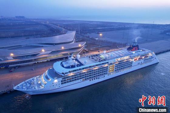 2月25日凌晨,超五星级邮轮“欧罗巴2”号(EUROPA 2)抵达天津国际邮轮母港,来自德国、瑞士、奥地利、澳大利亚等15个国家和地区的400余名国际旅客从天津口岸登陆,开启在北京、天津两地两天一夜的文化之旅。(无人机照片)中新社记者 佟郁 摄
