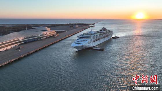 图为1月28日,利比里亚籍“梦想”号邮轮缓缓靠泊天津国际邮轮母港。(无人机照片)曾觉锐 摄 图为1月28日,利比里亚籍“梦想”号邮轮缓缓靠泊天津国际邮轮母港。(无人机照片)曾觉锐 摄