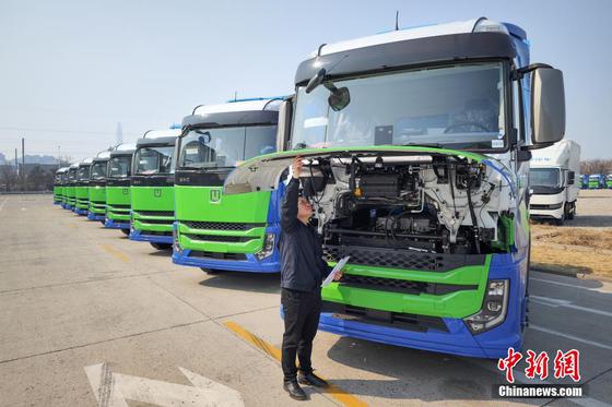 3月5日,中国首批100辆200KW氢能重卡在天津陆续下线。车辆由天津荣程新能联合吉利远程研发,搭载自研Fe6-200KW燃料电池系统和IV型车载供氢系统,最大续航里程超700公里,适用于中长途物流。该批车辆投运后,天津港、黄骅港的氢能集疏港运输可进一步延伸至河北承德、山西长治和内蒙古包头等地,拓展省际长途干线运输范围。图为工作人员验收下线车辆。中新社记者 佟郁 摄 3月5日,中国首批100辆200KW氢能重卡在天津陆续下线。车辆由天津荣程新能联合吉利远程研发,搭载自研Fe6-200KW燃料电池系统和IV型车载供氢系统,最大续航里程超700公里,适用于中长途物流。该批车辆投运后,天津港、黄骅港的氢能集疏港运输可进一步延伸至河北承德、山西长治和内蒙古包头等地,拓展省际长途干线运输范围。图为工作人员验收下线车辆。中新社记者 佟郁 摄