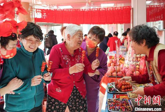 活动现场设置了传统美食品尝区。糖葫芦、糖瓜、津味水饺等特色传统食品琳琅满目。天津市和平区融媒体中心供图 活动现场设置了传统美食品尝区。糖葫芦、糖瓜、津味水饺等特色传统食品琳琅满目。天津市和平区融媒体中心供图