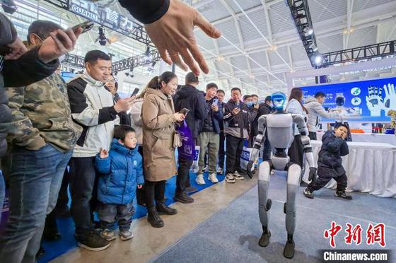 3月6日,第21届天津工博会在国家会展中心(天津)启幕。今年首次增设的具身智能展区集中展示了多款人形机器人,吸引参观者。中新社记者 佟郁 摄