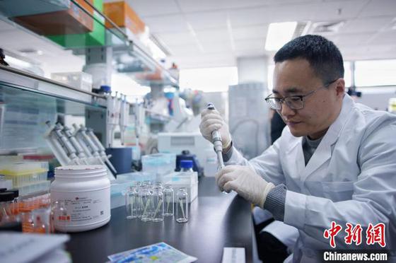 图为该成果文章通讯作者高书山在中国科学院天津工业生物技术研究所实验室里做实验。 中新社记者 佟郁 摄