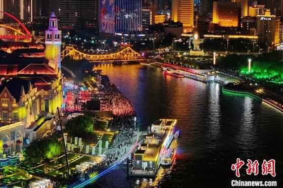 天津海河风景宜人,两岸建筑充满异域风情。图为2023年9月,天津“大运河-海河”项目中首座新建成的码头“津湾码头”开启试运营。(无人机照片) 中新社记者 佟郁 摄 天津海河风景宜人,两岸建筑充满异域风情。图为2023年9月,天津“大运河-海河”项目中首座新建成的码头“津湾码头”开启试运营。(无人机照片) 中新社记者 佟郁 摄