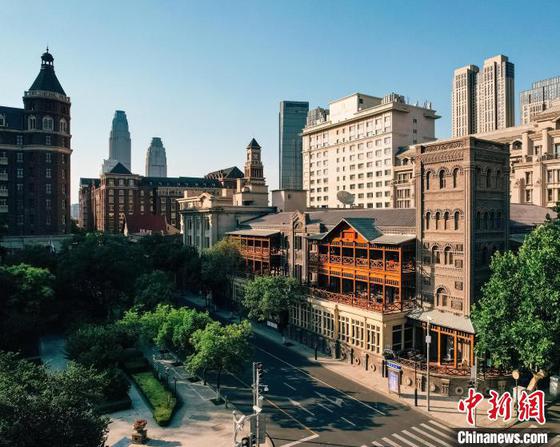 天津解放北路被称作“东方华尔街”,各式西洋建筑吸引游客参观。图为解放北路旁,中国现存最早的涉外饭店——天津利顺德大饭店外观。 中新社记者 佟郁 摄 天津解放北路被称作“东方华尔街”,各式西洋建筑吸引游客参观。图为解放北路旁,中国现存最早的涉外饭店——天津利顺德大饭店外观。 中新社记者 佟郁 摄