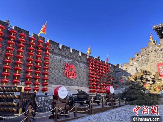 1月25日,《大明边塞》黄崖关长城第三届新春民俗文化主题乐园开幕。(天津市蓟州区供图) 1月25日,《大明边塞》黄崖关长城第三届新春民俗文化主题乐园开幕。(天津市蓟州区供图)