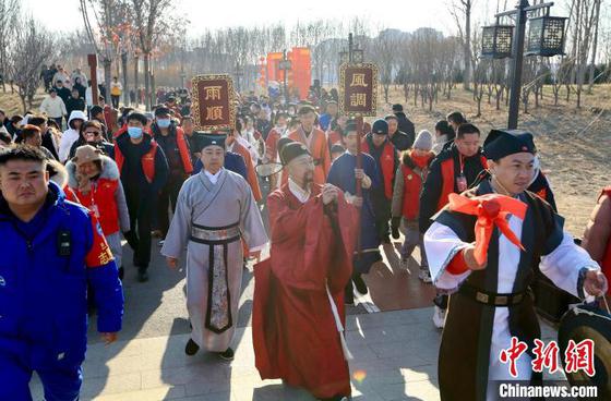 图为“了凡赐福巡游”活动现场。记者 周亚强 摄 图为“了凡赐福巡游”活动现场。记者 周亚强 摄