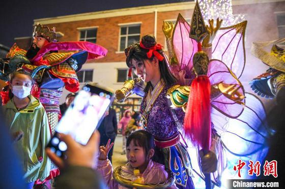 图为游客与扮演哪吒的演员合影。中新社记者 佟郁 摄 图为游客与扮演哪吒的演员合影。中新社记者 佟郁 摄